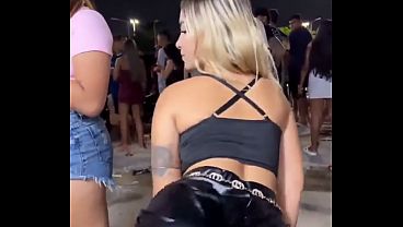 A hot girl dancing funk in short shorts.